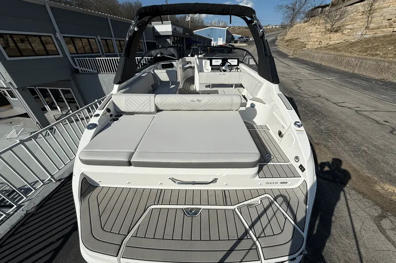 Slide: The Image of Sea Ray 250 SDX 2025 - 5