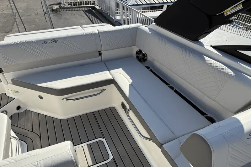 Slide: The Image of Sea Ray 250 SDX 2025 - 9