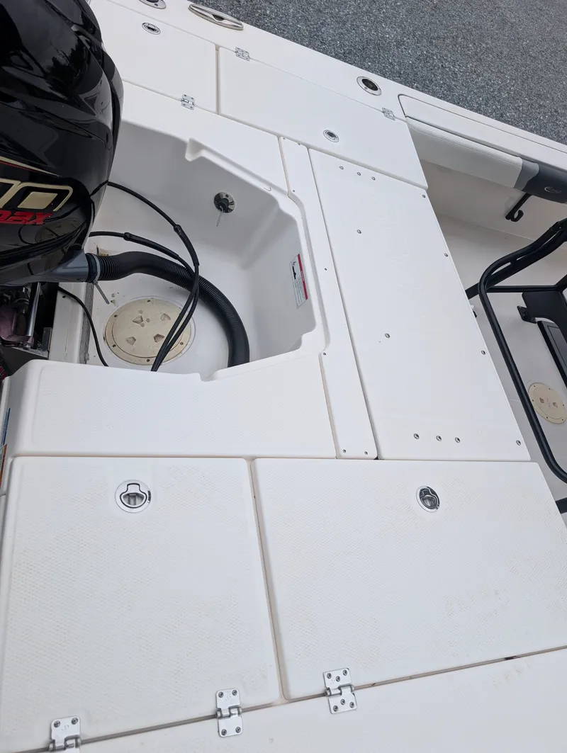 Slide: The Image of Robalo 246 CAYMAN 2023 - 5