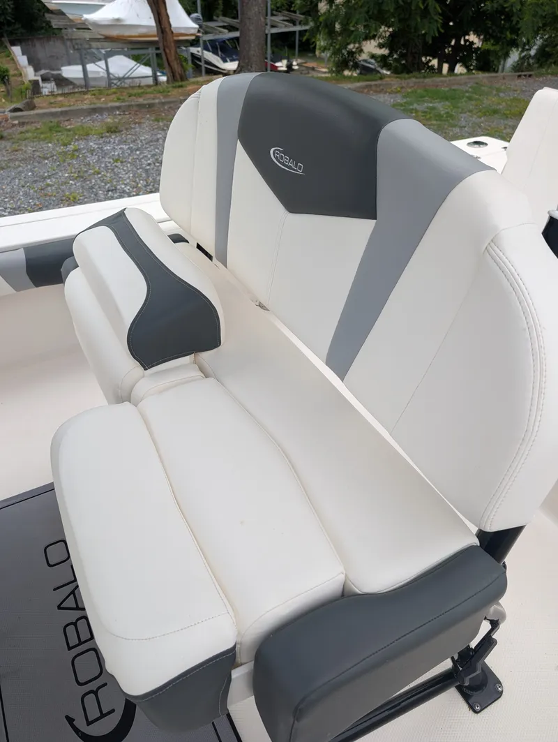 Slide: The Image of Robalo 246 CAYMAN 2023 - 12