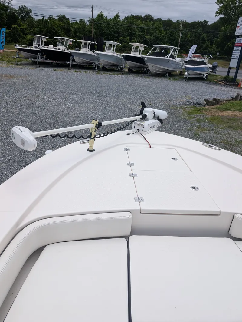 Slide: The Image of Robalo 246 CAYMAN 2023 - 18