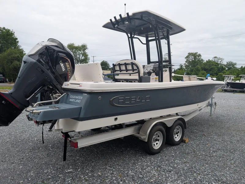 Slide: The Image of Robalo 246 CAYMAN 2023 - 2