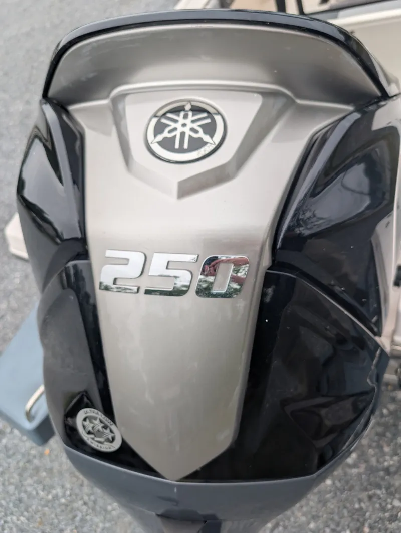 Slide: The Image of Robalo 246 CAYMAN 2023 - 3