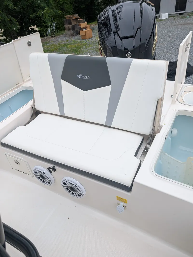 Slide: The Image of Robalo 246 CAYMAN 2023 - 8