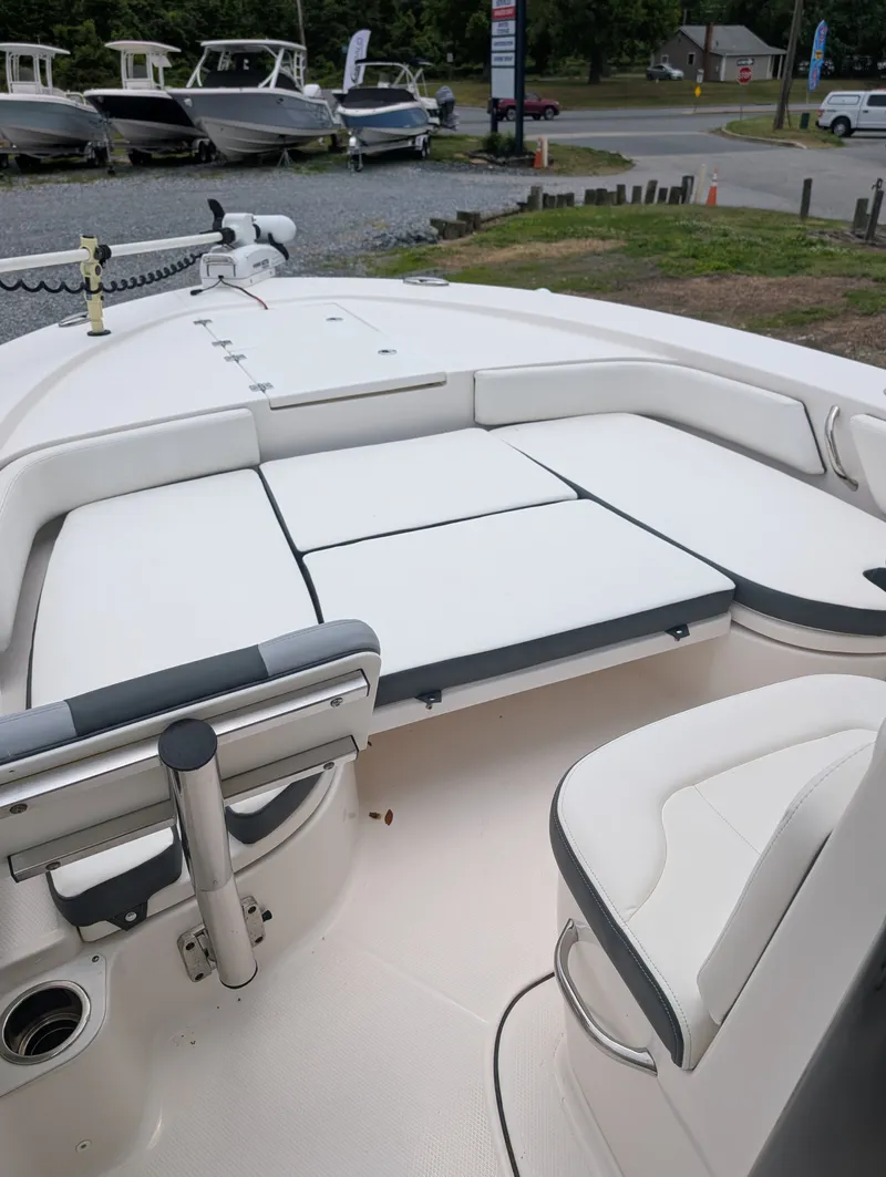 Slide: The Image of Robalo 246 CAYMAN 2023 - 17