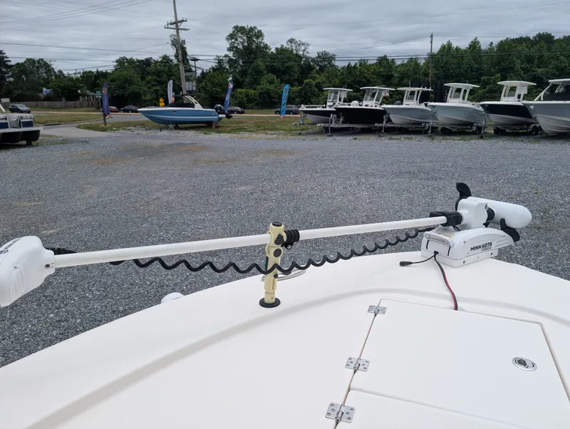 Slide: The Image of Robalo 246 CAYMAN 2023 - 22