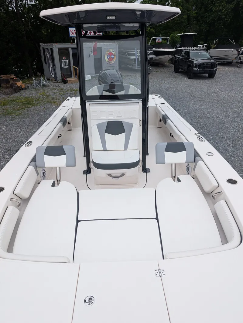 Slide: The Image of Robalo 246 CAYMAN 2023 - 24