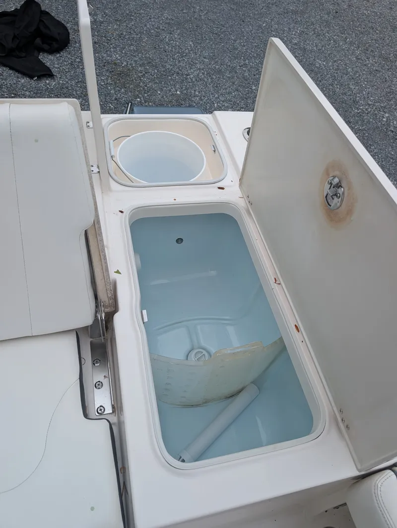 Slide: The Image of Robalo 246 CAYMAN 2023 - 7
