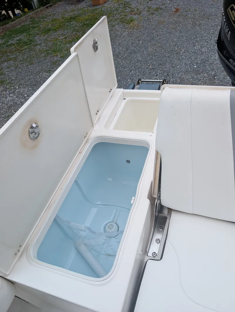 Slide: The Image of Robalo 246 CAYMAN 2023 - 6