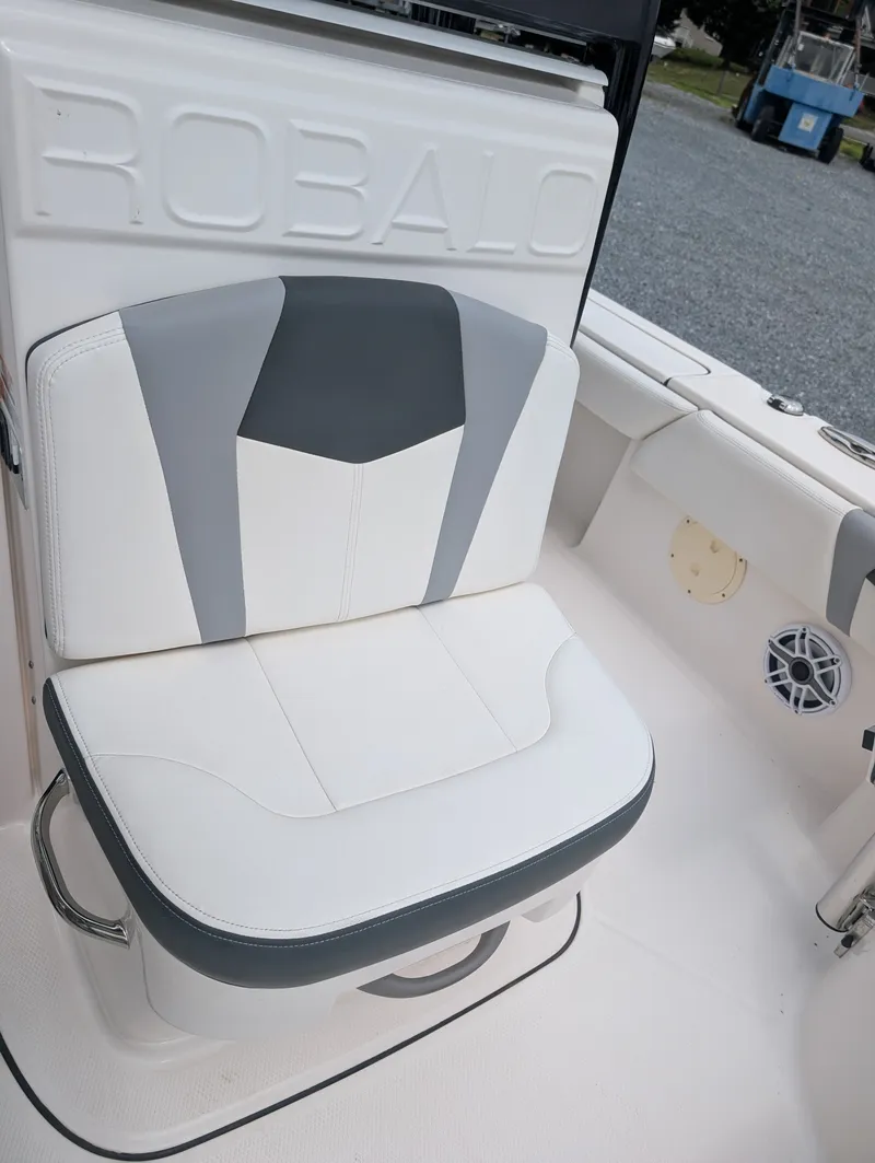 Slide: The Image of Robalo 246 CAYMAN 2023 - 19
