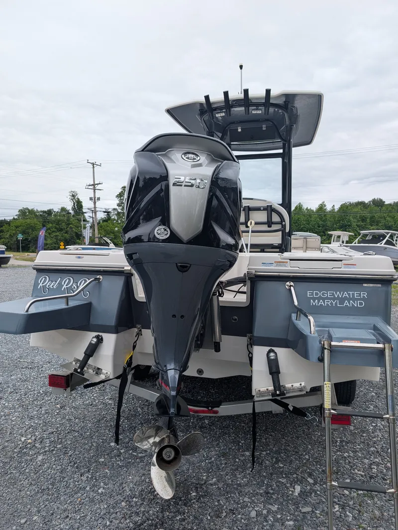 Slide: The Image of Robalo 246 CAYMAN 2023 - 4