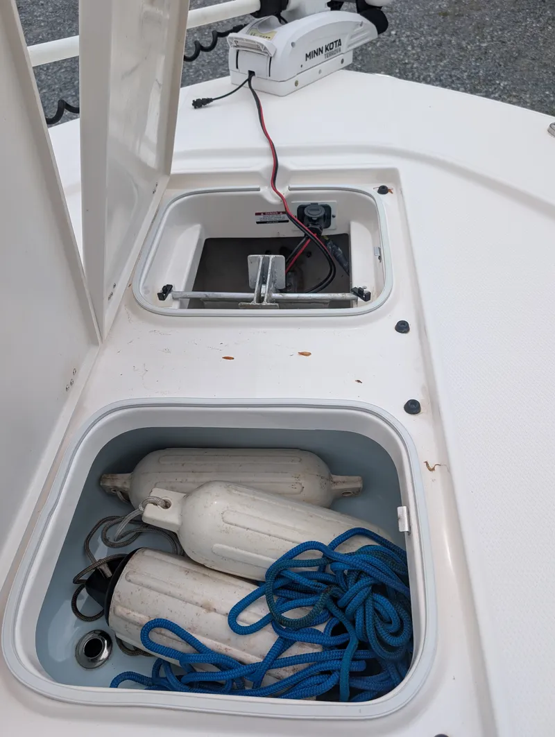 Slide: The Image of Robalo 246 CAYMAN 2023 - 23