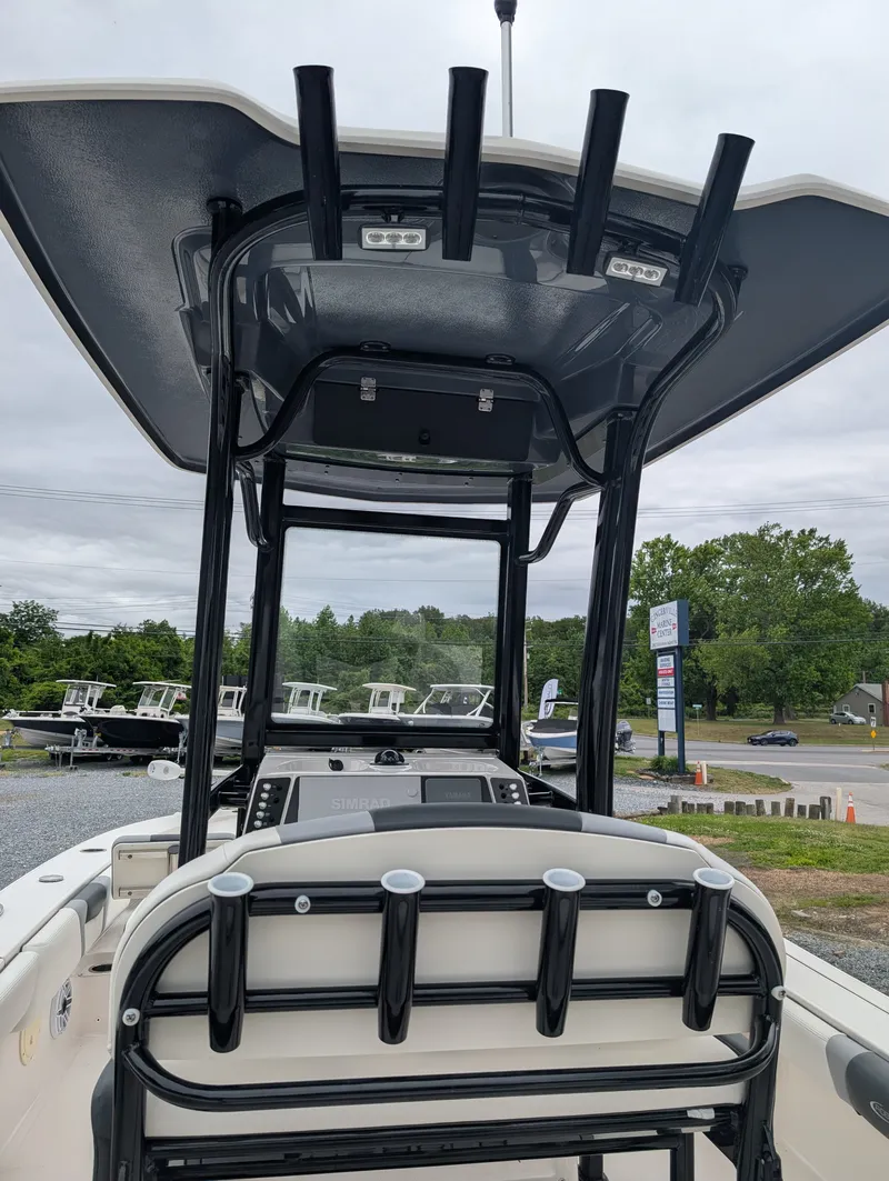 Slide: The Image of Robalo 246 CAYMAN 2023 - 11