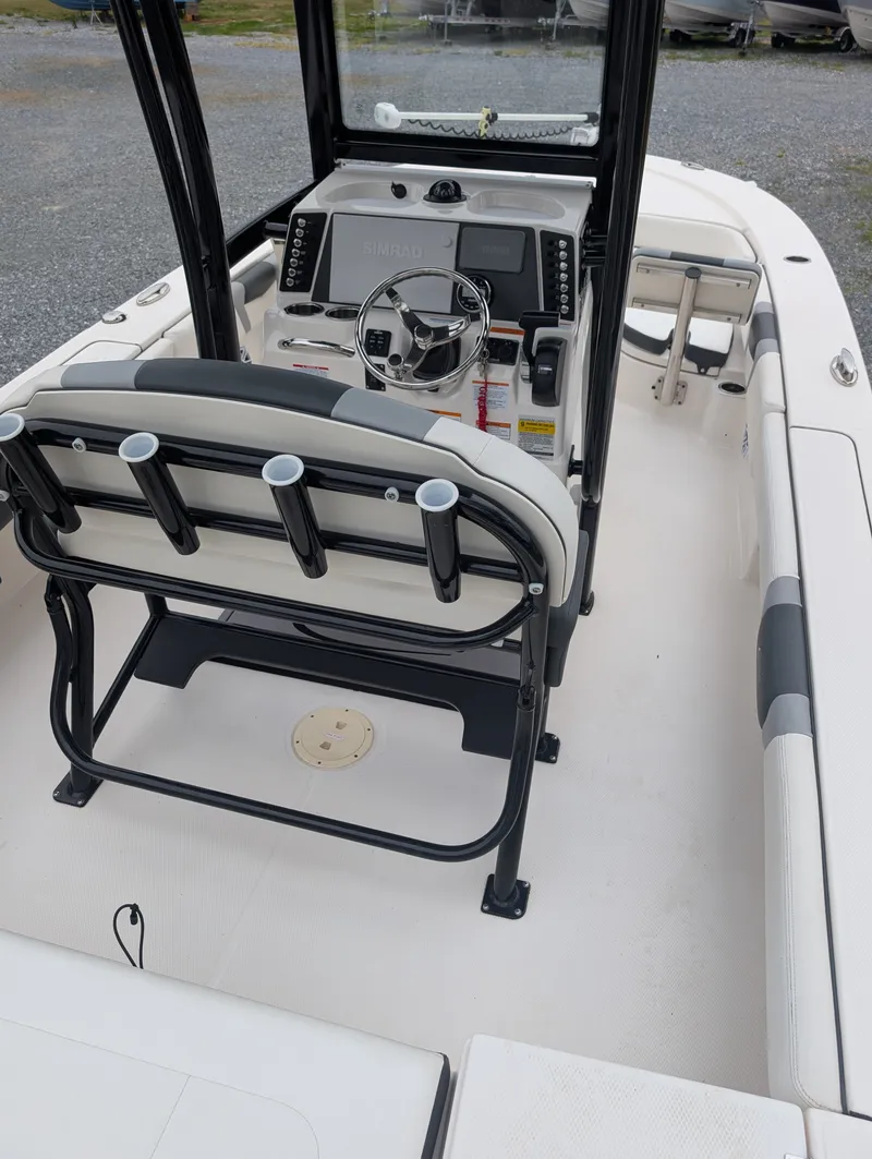 Slide: The Image of Robalo 246 CAYMAN 2023 - 9