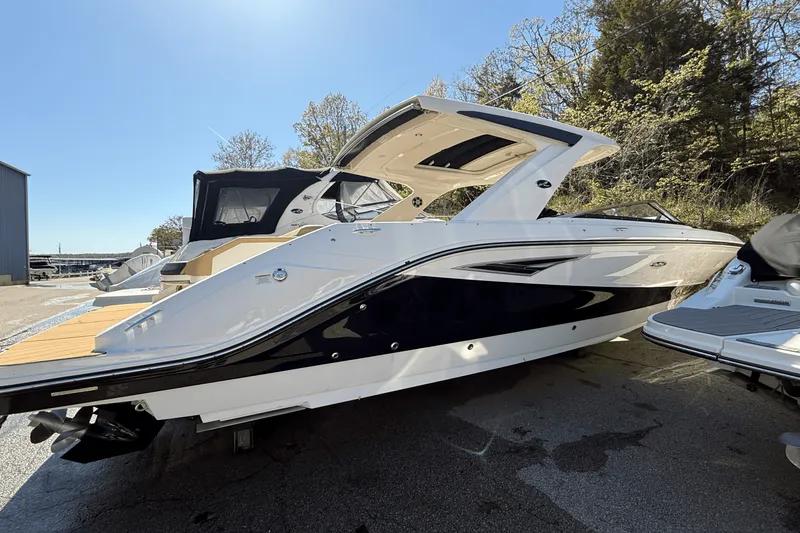 The Image of Sea Ray SLX 310 2025 - 0