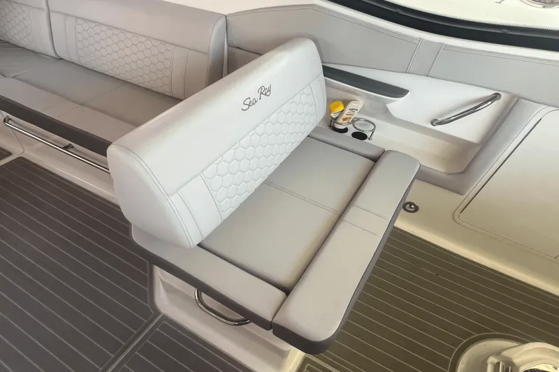 Slide: The Image of Sea Ray Sundancer 320 Outboard 2024 - 10