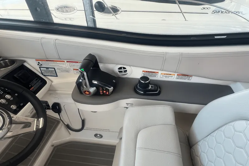 Slide: The Image of Sea Ray Sundancer 320 Outboard 2024 - 14