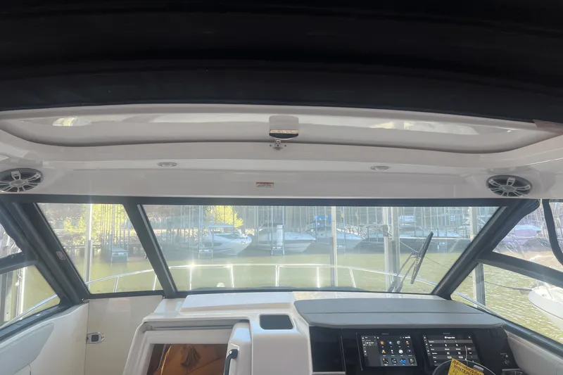 Slide: The Image of Sea Ray Sundancer 320 Outboard 2024 - 15