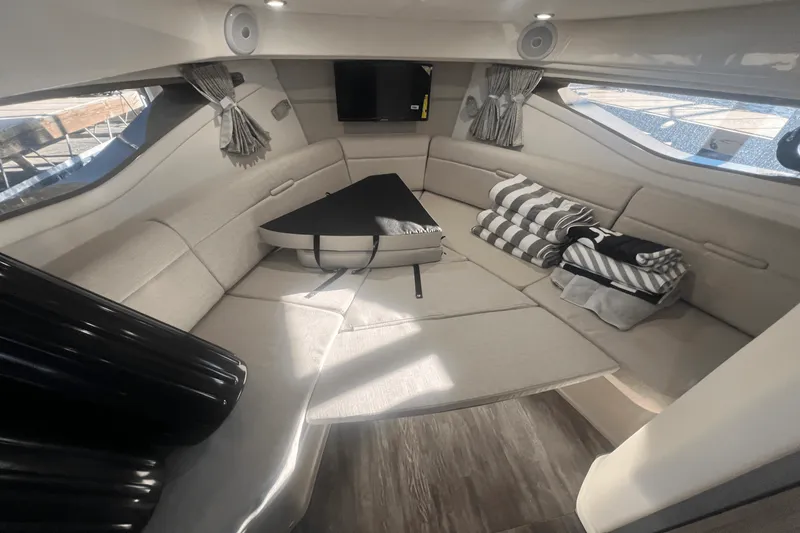 Slide: The Image of Sea Ray Sundancer 320 Outboard 2024 - 18