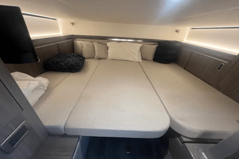 Slide: The Image of Sea Ray Sundancer 320 Outboard 2024 - 20