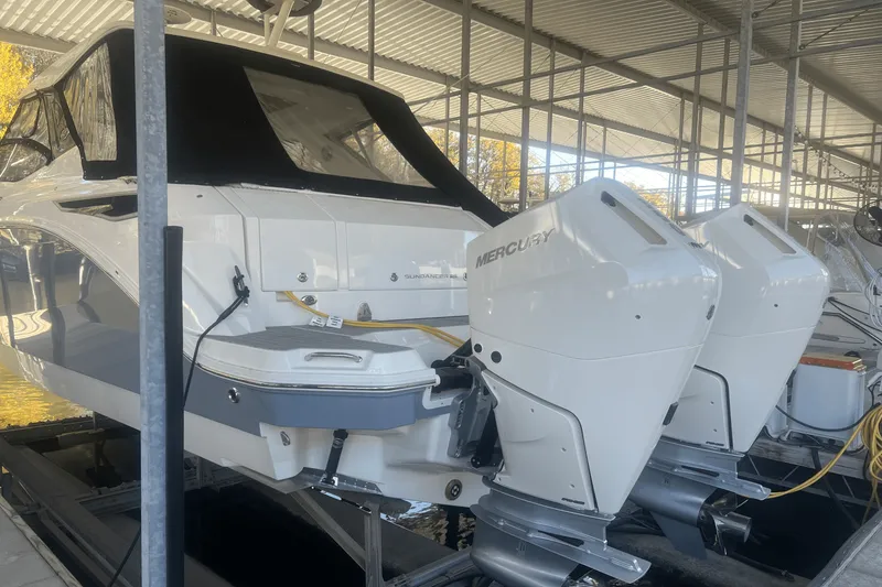 Slide: The Image of Sea Ray Sundancer 320 Outboard 2024 - 5