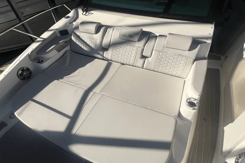 Slide: The Image of Sea Ray Sundancer 320 Outboard 2024 - 7