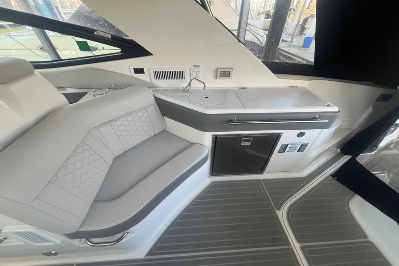 Slide: The Image of Sea Ray Sundancer 320 Outboard 2024 - 8
