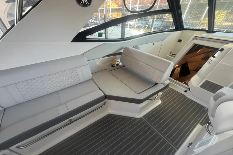 Slide: The Image of Sea Ray Sundancer 320 Outboard 2024 - 9
