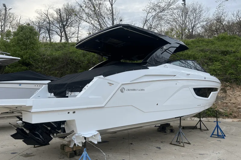 Slide: The Image of Cruisers Yachts 34 GLS 2025 - 10