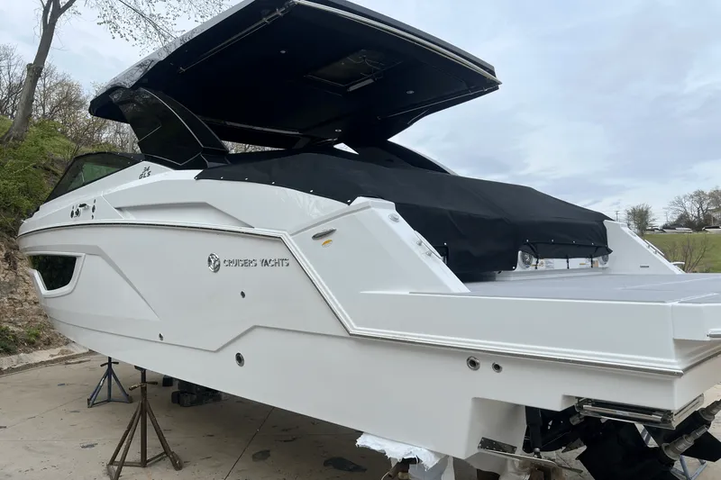 Slide: The Image of Cruisers Yachts 34 GLS 2025 - 13