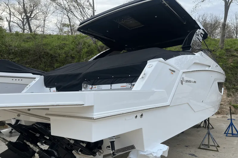 Slide: The Image of Cruisers Yachts 34 GLS 2025 - 16