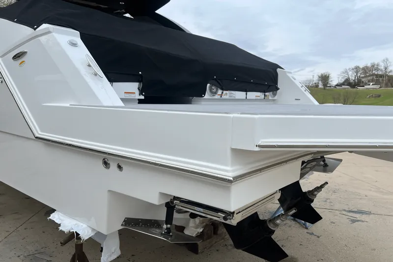 Slide: The Image of Cruisers Yachts 34 GLS 2025 - 17