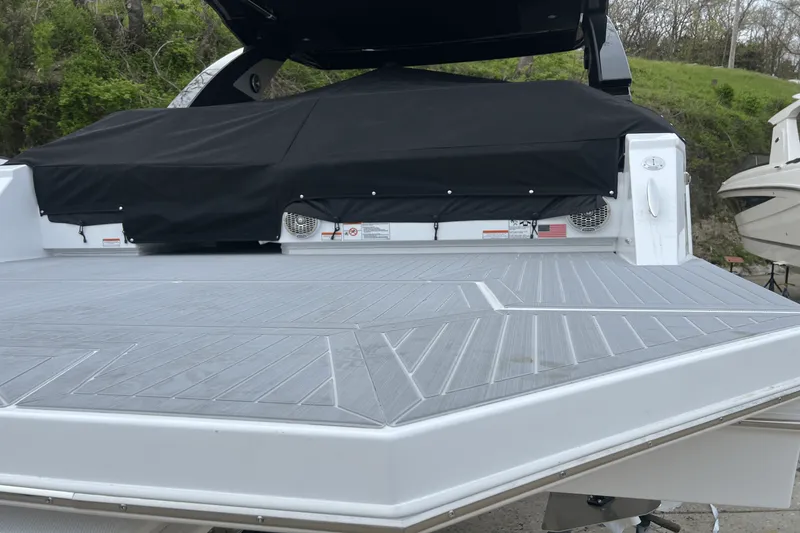 Slide: The Image of Cruisers Yachts 34 GLS 2025 - 19