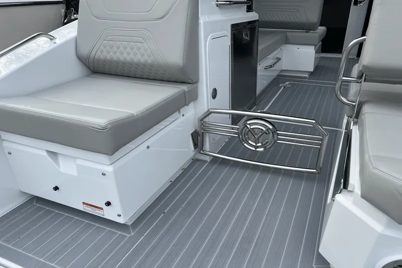 Slide: The Image of Cruisers Yachts 34 GLS 2025 - 27