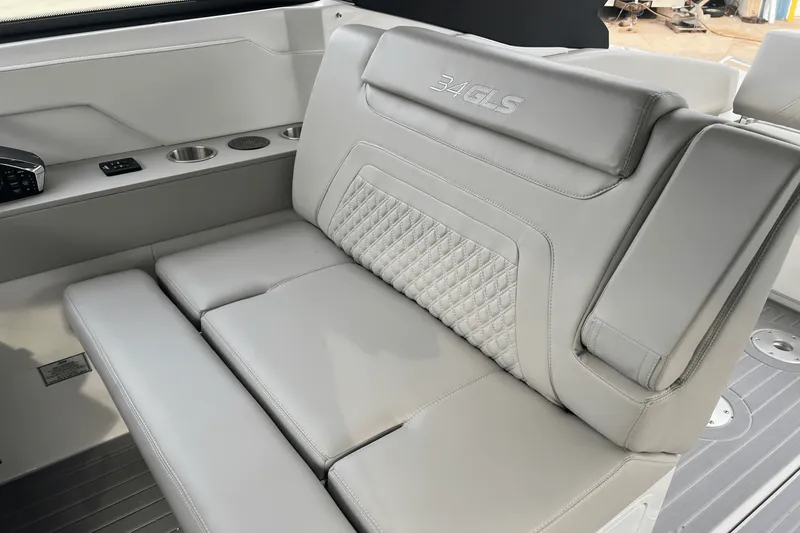 Slide: The Image of Cruisers Yachts 34 GLS 2025 - 30