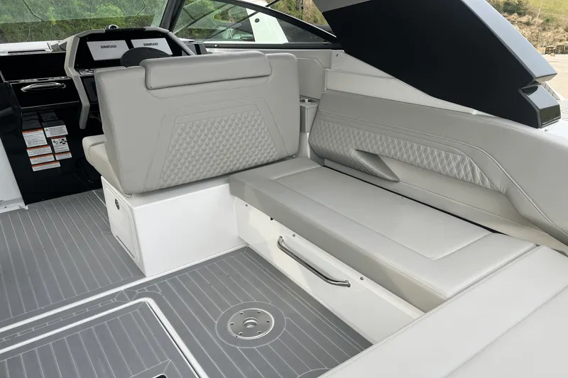 Slide: The Image of Cruisers Yachts 34 GLS 2025 - 31