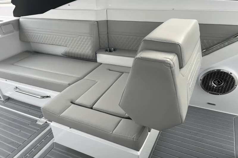 Slide: The Image of Cruisers Yachts 34 GLS 2025 - 32