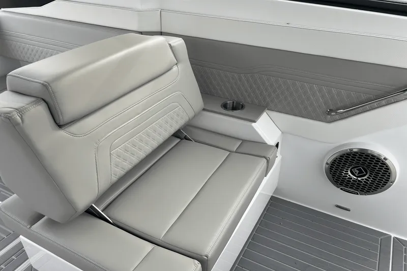 Slide: The Image of Cruisers Yachts 34 GLS 2025 - 33