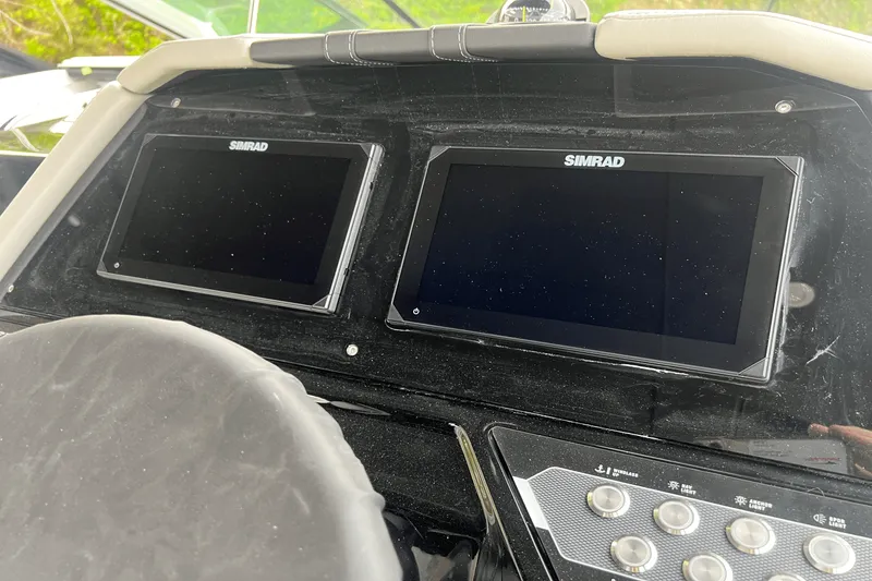 Slide: The Image of Cruisers Yachts 34 GLS 2025 - 36