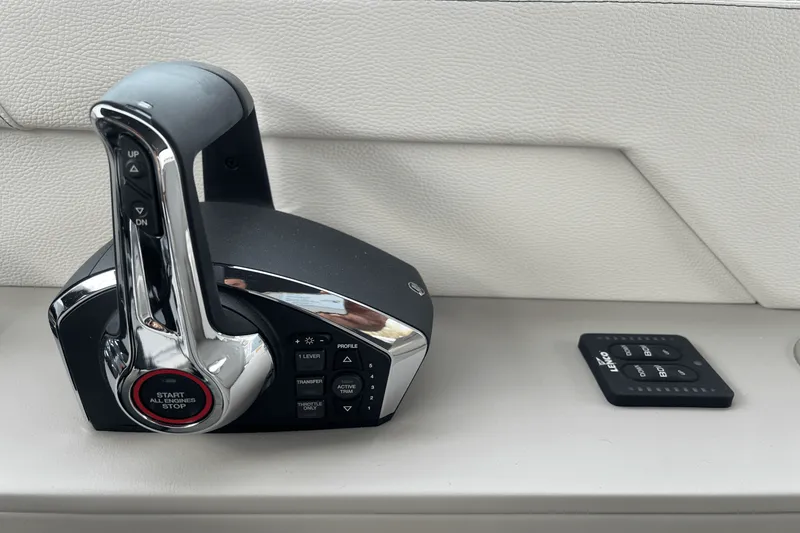 Slide: The Image of Cruisers Yachts 34 GLS 2025 - 38