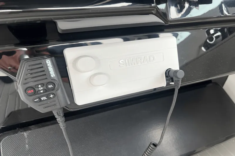 Slide: The Image of Cruisers Yachts 34 GLS 2025 - 40