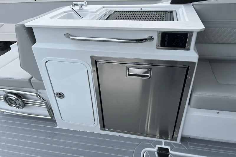 Slide: The Image of Cruisers Yachts 34 GLS 2025 - 41