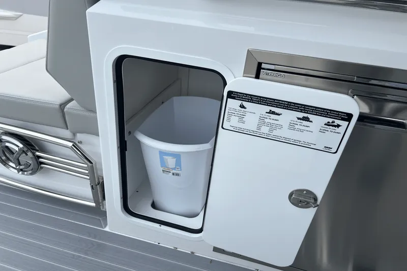 Slide: The Image of Cruisers Yachts 34 GLS 2025 - 43