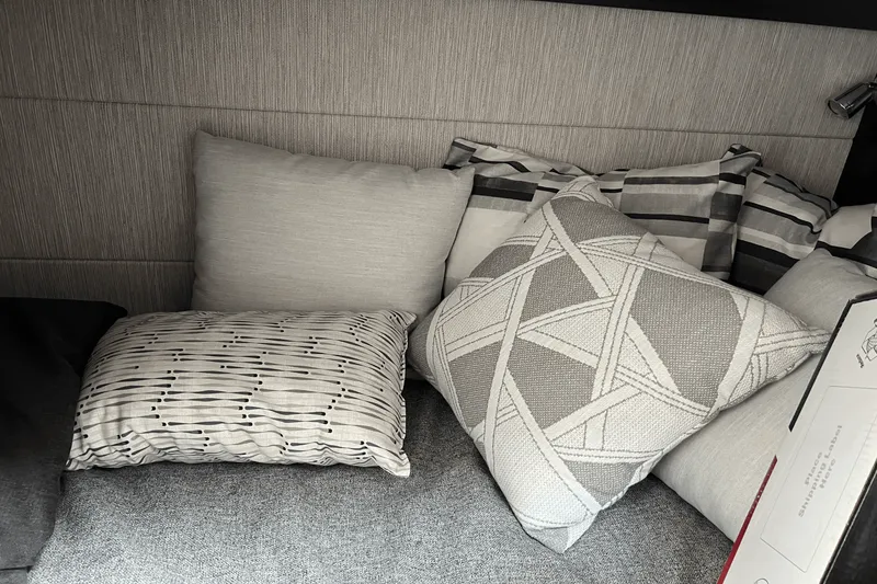 Slide: The Image of Cruisers Yachts 34 GLS 2025 - 48