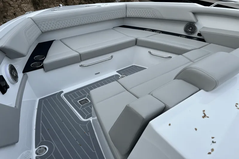 Slide: The Image of Cruisers Yachts 34 GLS 2025 - 50