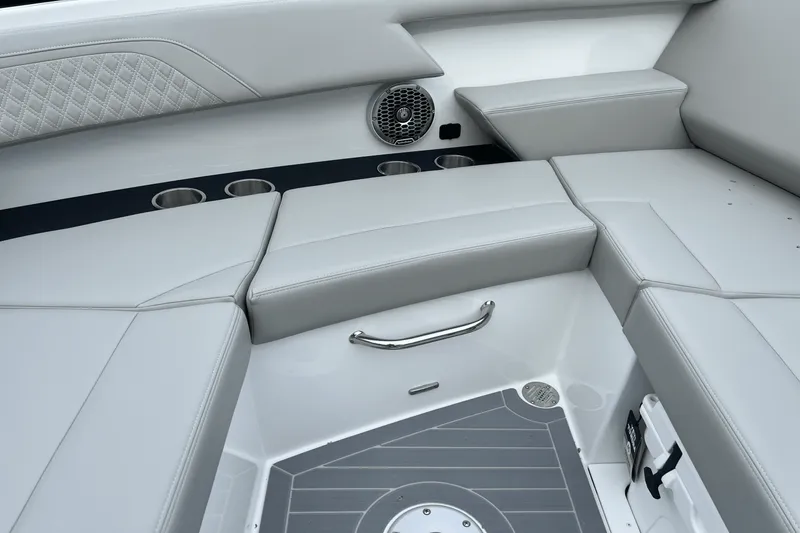 Slide: The Image of Cruisers Yachts 34 GLS 2025 - 51