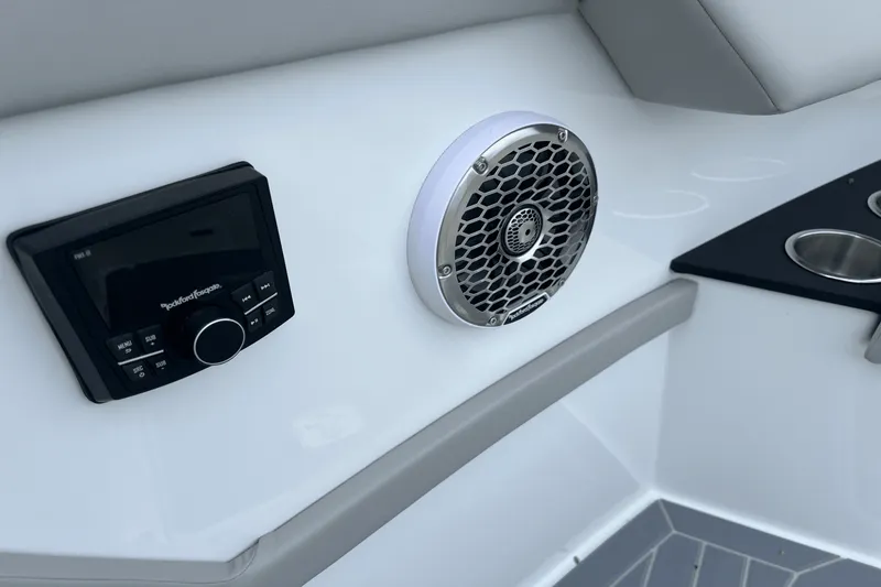 Slide: The Image of Cruisers Yachts 34 GLS 2025 - 54