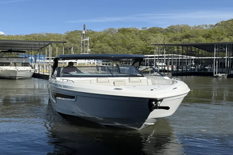 Slide: The Image of Cruisers Yachts 34 GLS 2025 - 7