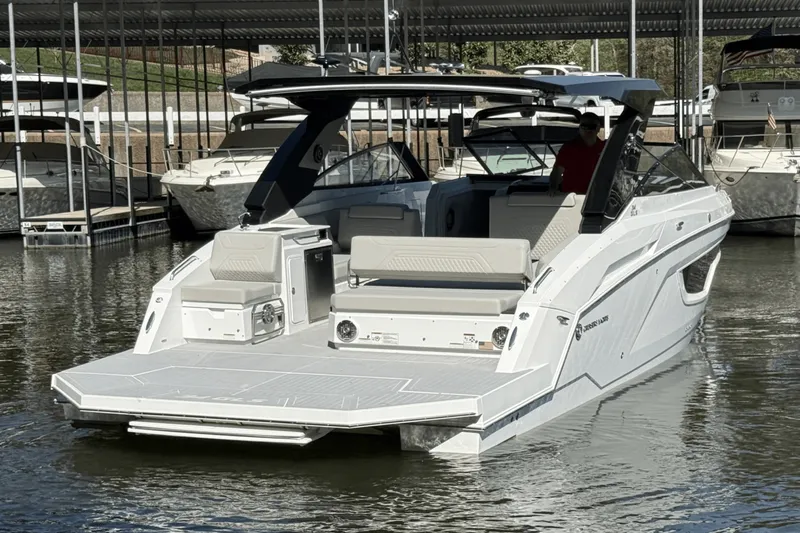 Slide: The Image of Cruisers Yachts 34 GLS 2025 - 8