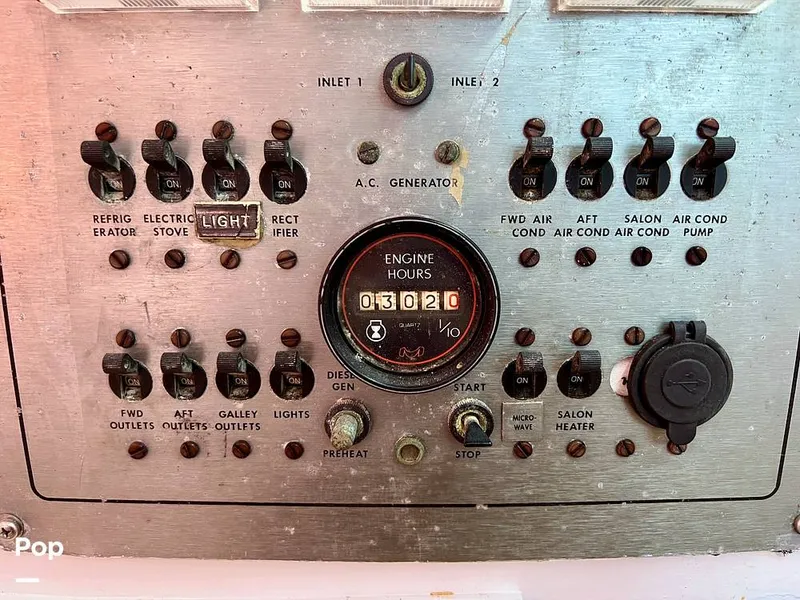 Slide: The Image of Chris-Craft 333 Commander Sport 1985 - 11174112